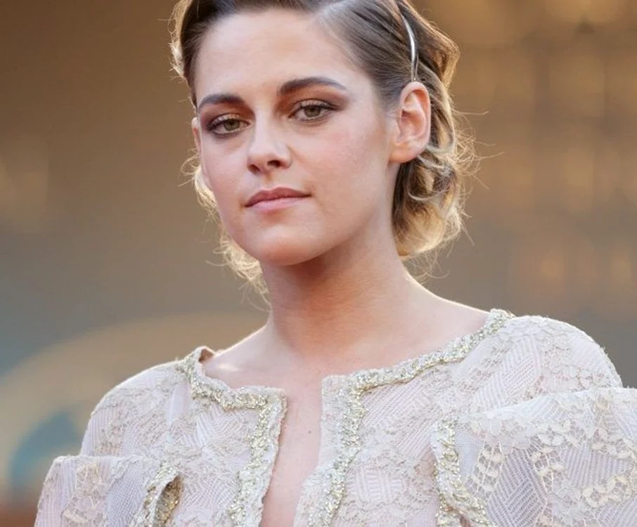 Kristen Stewart stinge țigările pe podea, pe noptieră, pe masă și în ghiveciul cu flori