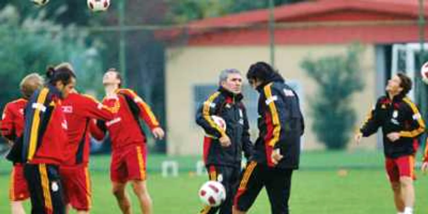 Hagi a condus deja primul antrenament la Galata, fiind impresionat de forma arătată de Elano (dreapta)  