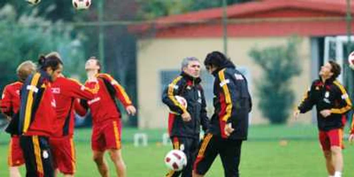 Hagi a condus deja primul antrenament la Galata, fiind impresionat de forma arătată de Elano (dreapta)  