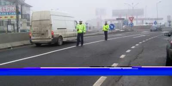 Poliţiştii dirijează circulaţia-imagine arhivă