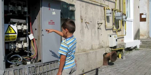 Târgovişte: PERICOL DE MOARTE la doi paşi de scara blocului!