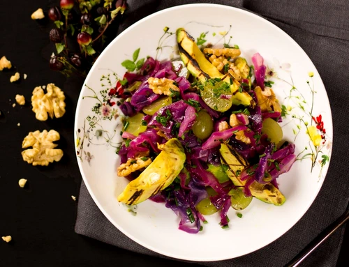 Salata de varza rosie cu avocado la gratar jpeg
