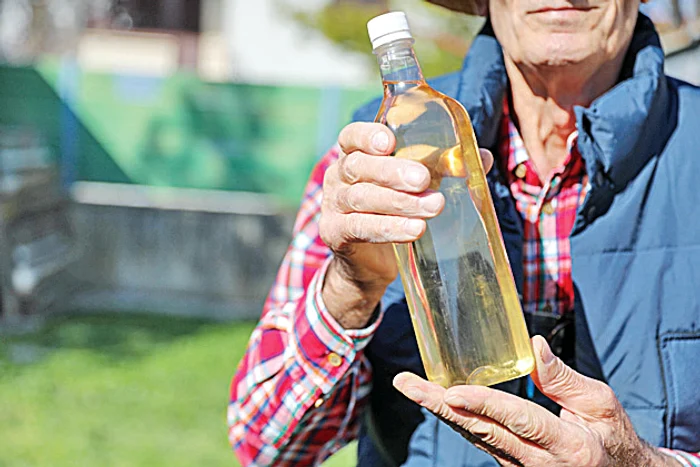 Un deliciu: ţuica  de 38 de grade