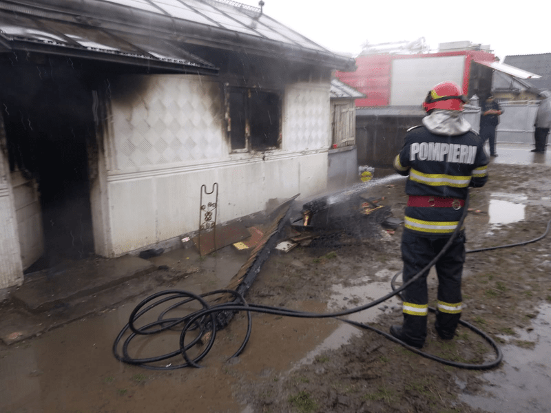 Incendiu violent, în județul Buzău. Trei copii au fost duși la spital după ce s-au jucat cu focul