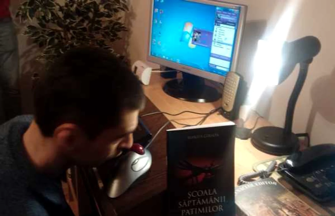Marius Viorel Giradă scriind cu nasul FOTO Cosmin Zamfirache