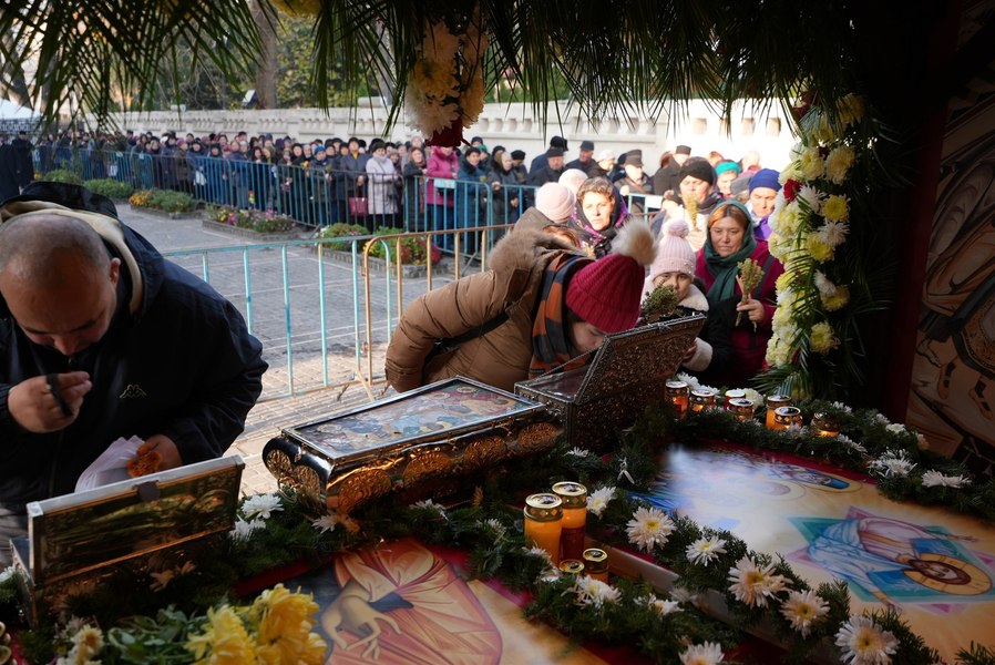 Pelerinaj impresionant cu mii de oameni care au venit să se roage la moaștele Sf. Andrei, la Galați. La procesiune au participat și sinistrații