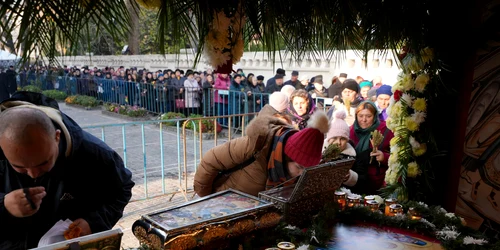 Oamenii stau la coadă pentru a se închina la moaștele Sf. Andrei FOTO: Arhiepiscopia Dunării de Jos