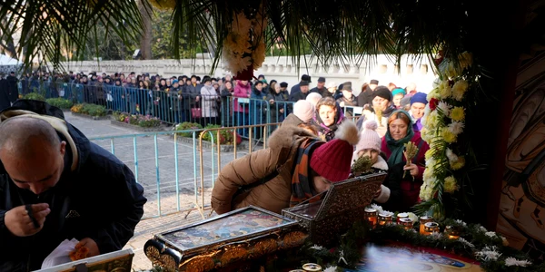 Oamenii stau la coadă pentru a se închina la moaștele Sf. Andrei FOTO: Arhiepiscopia Dunării de Jos