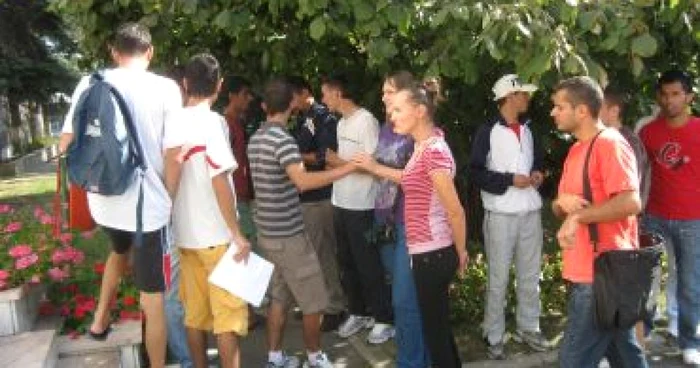 Râmnicu Vâlcea: Studenţii orfani riscă să piardă anul