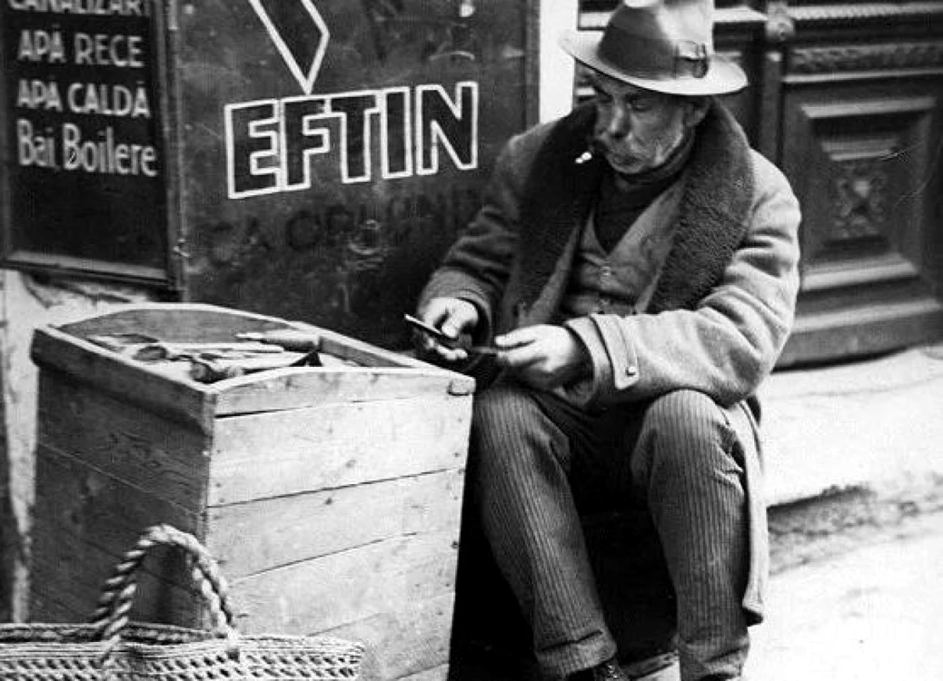 Fabricant ambulant de încălţăminte. Foto: Arhivele Naţionale
