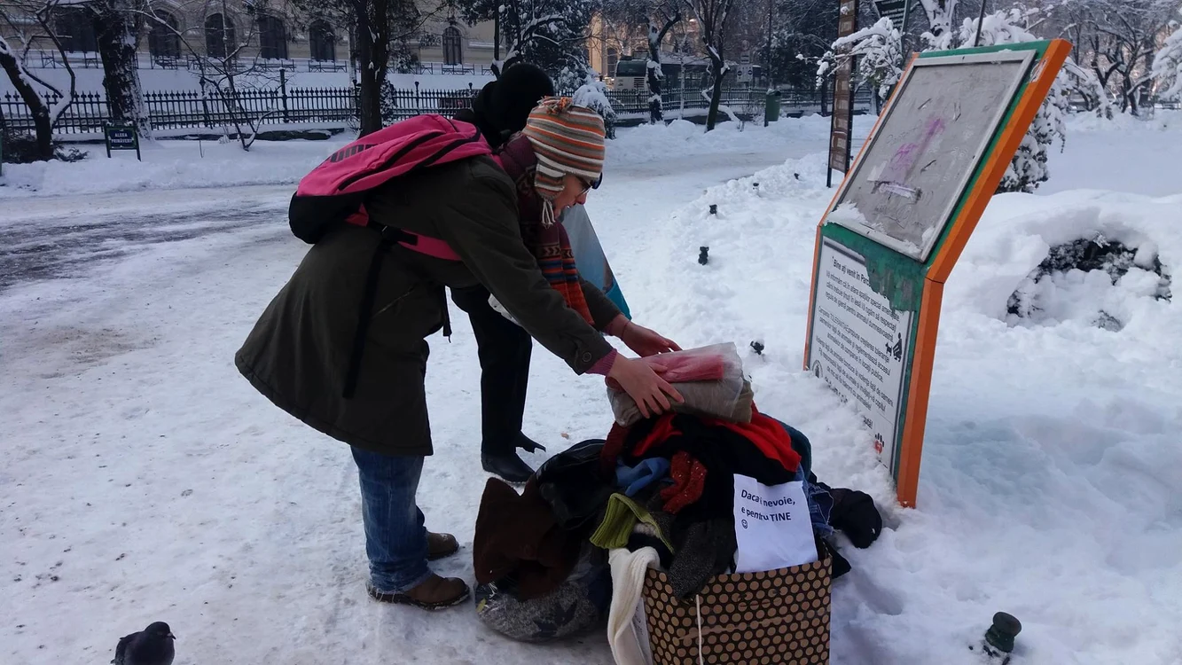 Fiecare a adus de acasă haine de care se poate lipsi