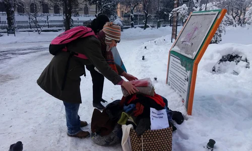 Fiecare a adus de acasă haine de care se poate lipsi jpeg