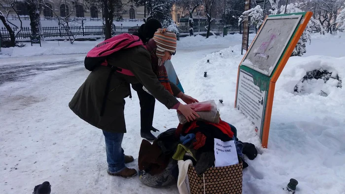 Fiecare a adus de acasă haine de care se poate lipsi