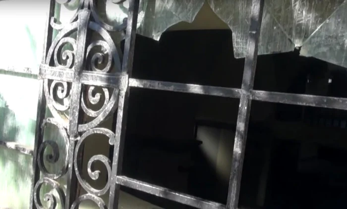 Geamurile mausoleului au fost sparte