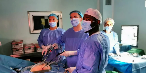Operatie oradea chirurg Danut Dejeu, Paul Tchouala, Dan Tinca, Adriana Dobrescu foto Spitalul judetean oradea jpg