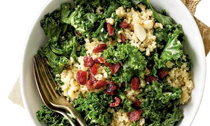 salata cu varza kale si quinoa jpg
