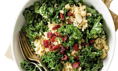 salata cu varza kale si quinoa jpg