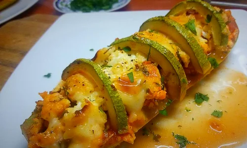 dovlecei umpluti cu pui branza si legume la cuptor jpeg