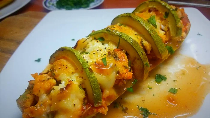 Dovlecei umpluţi cu pui, brânză şi legume, la cuptor