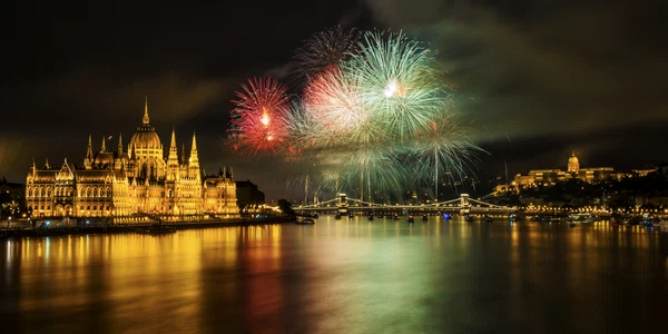 Artificii Ungaria Budapesta FOTO Shutterstock jpg