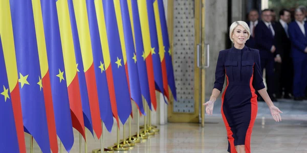 Miniștrii guvernului Ciolacu sosesc la Palatul Victoria după depunerea jurământului de învestitură, în București. FOTO Inquam Photos / Octav Ganea