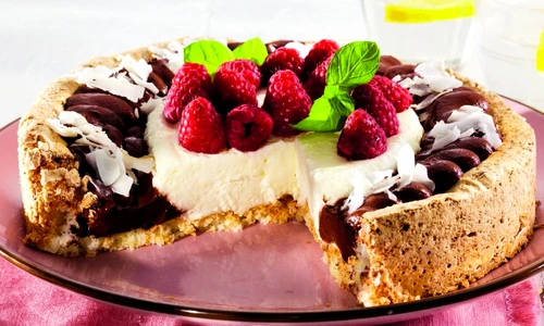 tarta cu fructe de padure, crema de vanilie si ciocolata jpeg