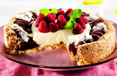 tarta cu fructe de padure, crema de vanilie si ciocolata jpeg
