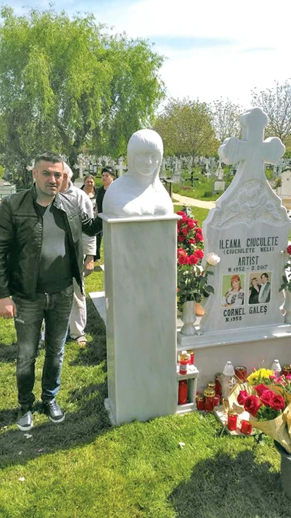 Cristi, fiul cel mic al  cântăreţei, a înregistrat  de curând un videoclip  la mormântul mamei