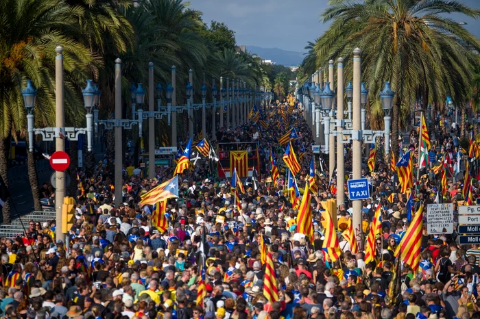 Zeci de mii de catalani au manifestat pentru independență foto Profimedia