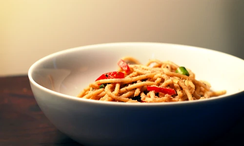 salata asiatica cu taitei jpeg