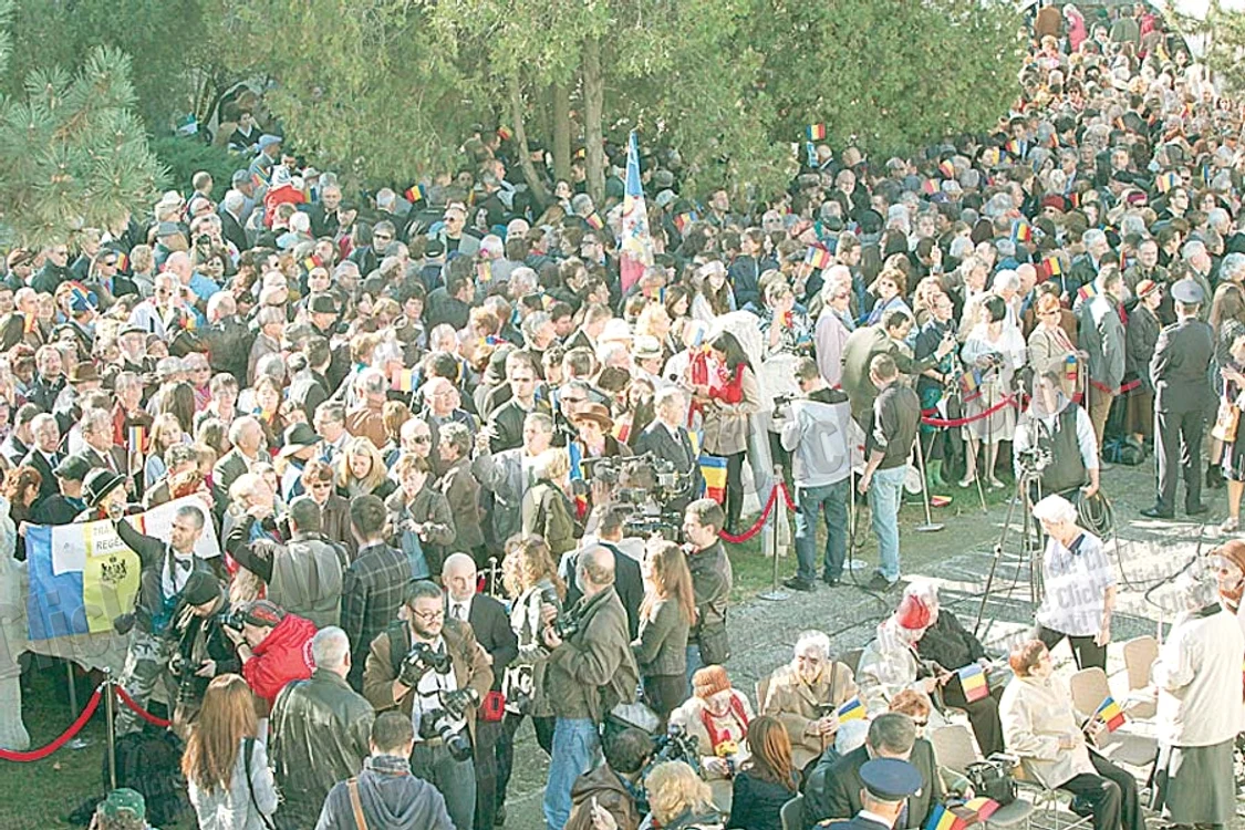 Sărbătoritul a salutat din balcon (Fotografii: Sever Gheorghe)