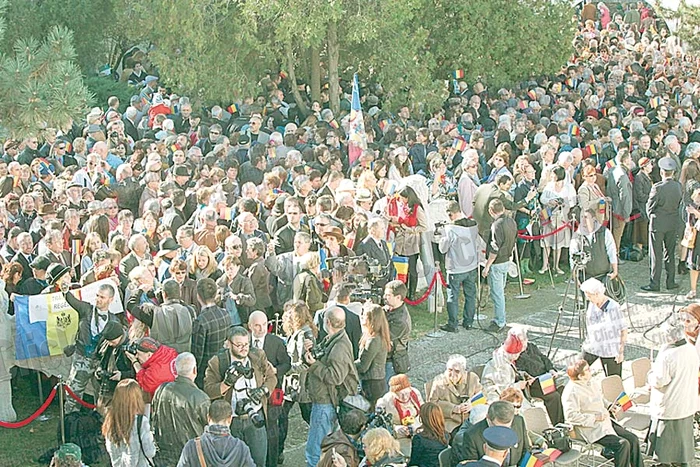 Sărbătoritul  a salutat  din balcon (Fotografii: Sever Gheorghe)