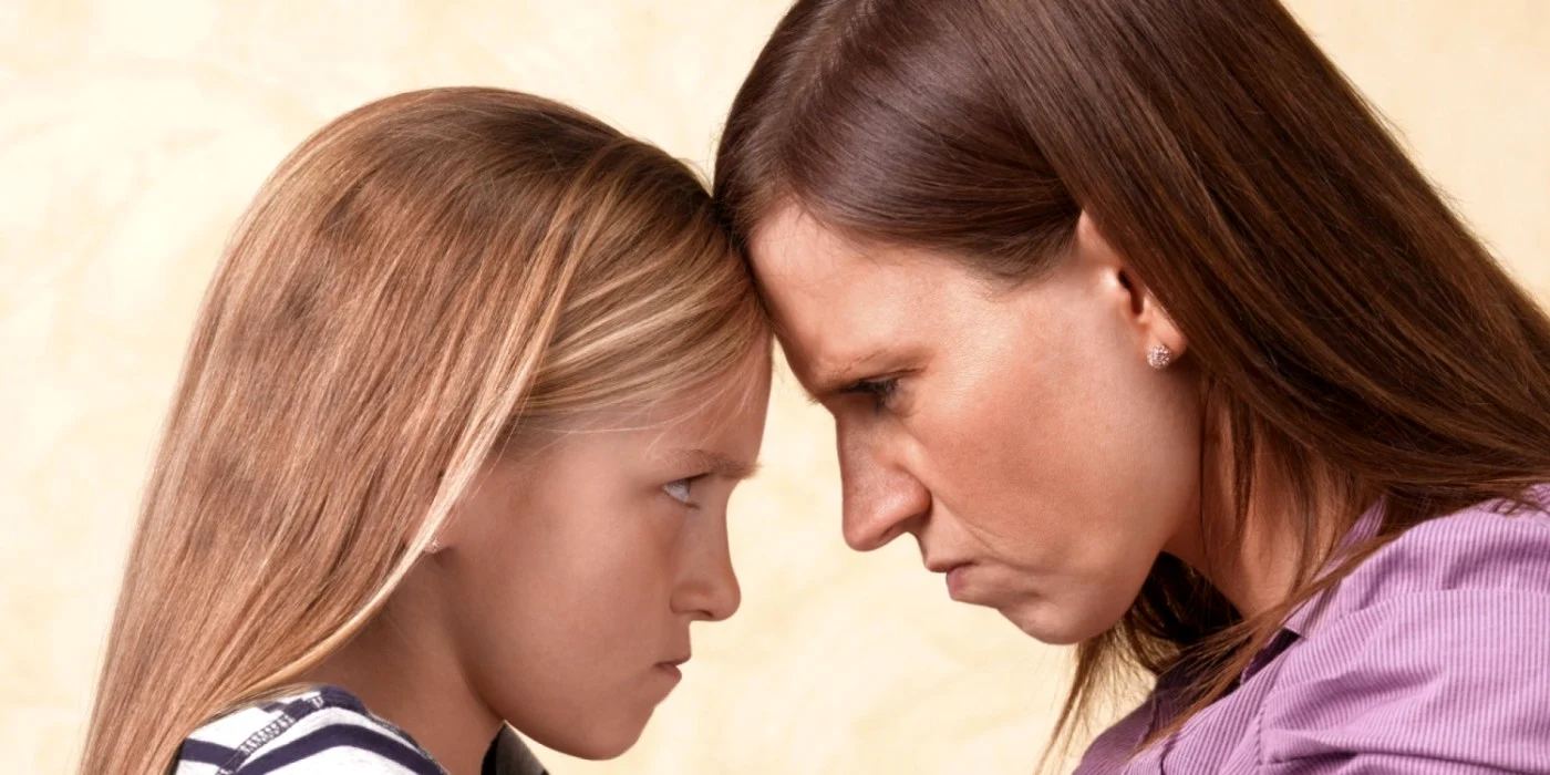 Modul în care o mamă interacţionează cu copilul său în primii ani de viaţă poate face diferenţa între un adult care va avea încredere în el şi va şti cum să-şi rezolve problemele şi o persoană timorată, care nu-şi va atinge potenţialul din cauza „bagajului“ emoţional intens negativ pe care l-a acumulat. FOTO huffingtonpost.co.uk