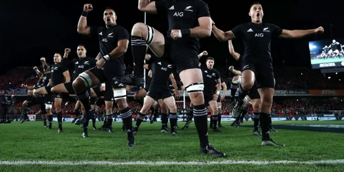 Kieran Read (C) din echipa All Blacks execută Haka împreună cu colegii săi în timpul primului meci de test dintre New Zealand All Blacks şi Lions British & Irish pe Eden Park în Auckland Noua Zeelandă FOTO Guliver / Getty Images / Phil Walter 