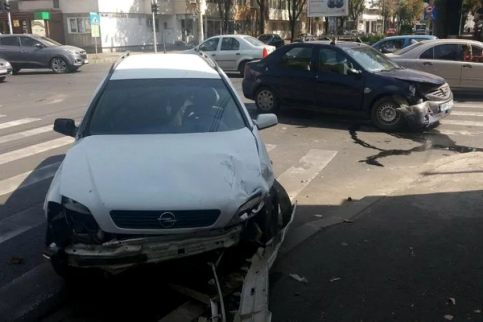 Maşinile au fost avariate serios în urma accidentului Foto: obiectivbr.ro