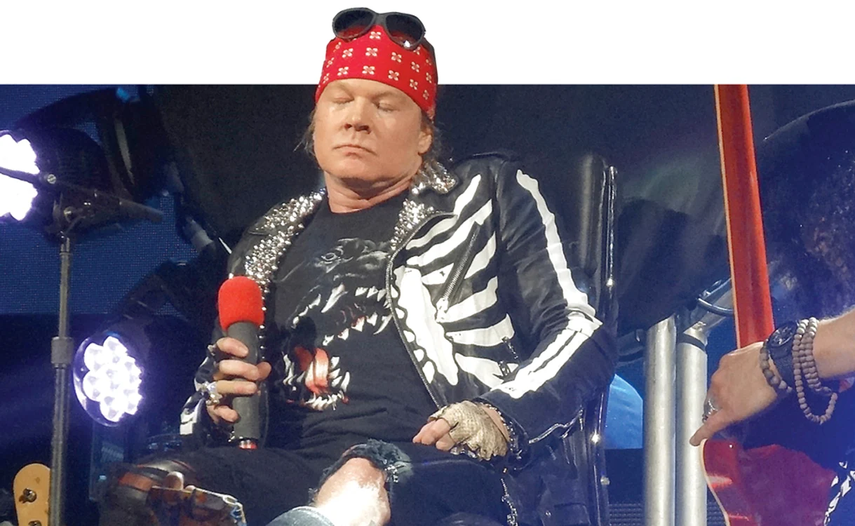 
    Axl Rose şi-a rupt piciorul  înaintea primului concert  alături de Guns’n Roses  