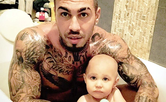 
    Alex e un tătic de nota zece  