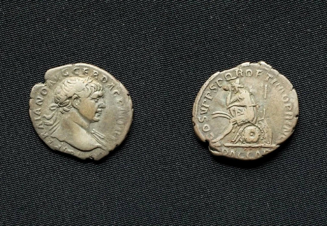 Denarul roman de argint, descoperit la Oarța de Sus  FOTO Zamfir Șomcutean, conservator MJIA 