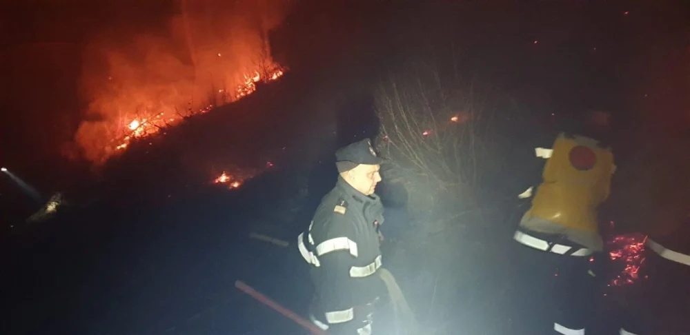Incendiu masiv în Caraș-Severin: ard 20 de hectare de pășune şi pădure. Pompierii, sprijiniţi de localnici și de un elicopter Black Hawk