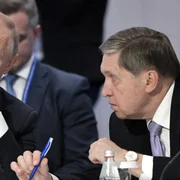 Iuri Usakov si Vladimir Putin FOTO EPA-EFE