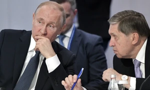 Iuri Usakov si Vladimir Putin FOTO EPA-EFE