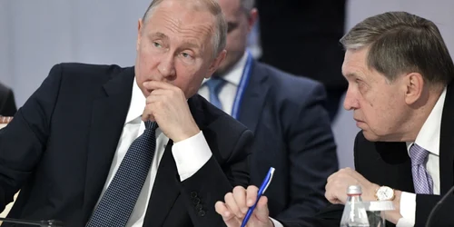 Iuri Usakov si Vladimir Putin FOTO EPA-EFE