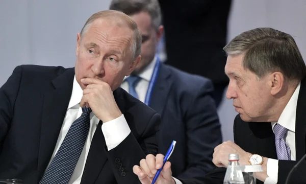 Iuri Usakov si Vladimir Putin FOTO EPA-EFE