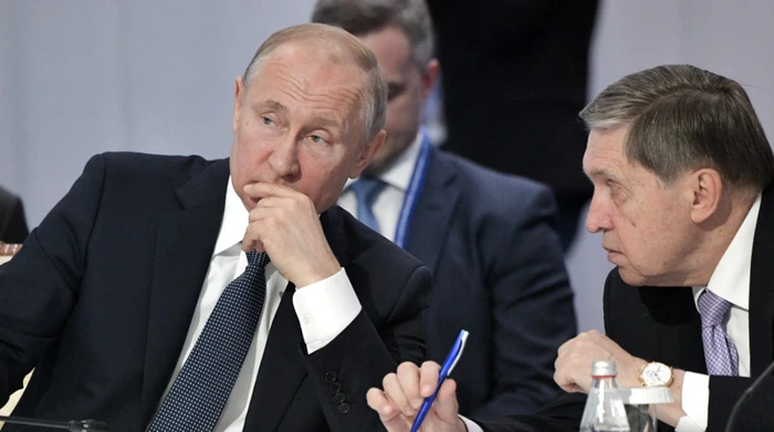 Iuri Ușakov (dreapta) într-o discuție cu Vladimir Putin FOTO EPA-EFE