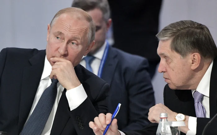 Vladimir Putin și Yuri Usakov FOTO: EPA EFE