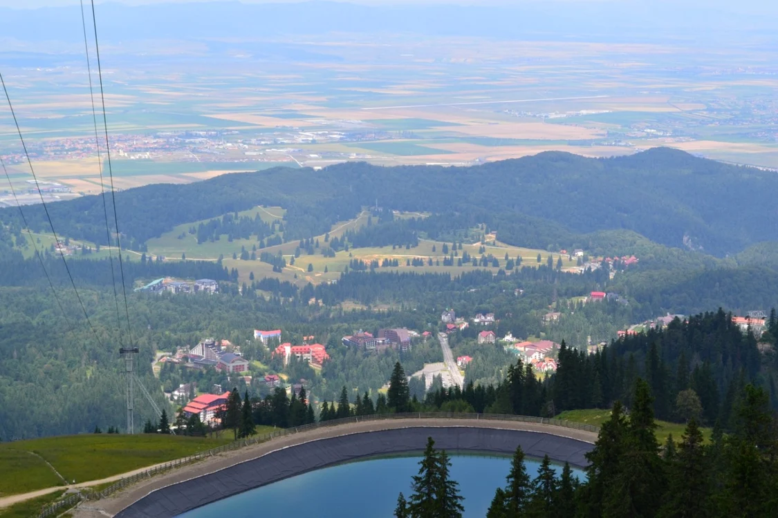 Masivul Postăvaru oferă privelişti superbe către Poiana Braşov, Bucegi şi Munţii Ciucaş. FOTOSimona Suciu.
