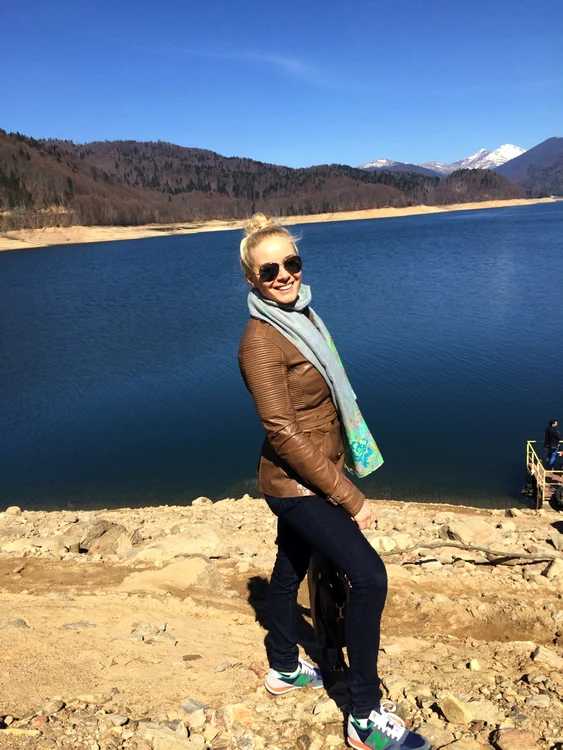 
    Laura Cosoi la Barajului Vidraru FOTO LauraCosoi.ro  