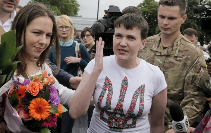 Nadia Savcenko (centru) a ajuns la Kiev Foto: AP