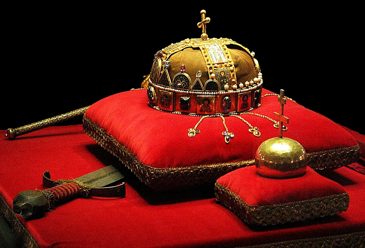 Coroana, Sabia, Sceptrul și Globul Crucifer ale Ungariei, expuse în clădirea Parlamentului maghiar (© Wikimedia Commons)