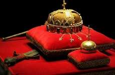 Coroana, Sabia, Sceptrul și Globul Crucifer ale Ungariei, expuse în clădirea Parlamentului maghiar (© Wikimedia Commons)